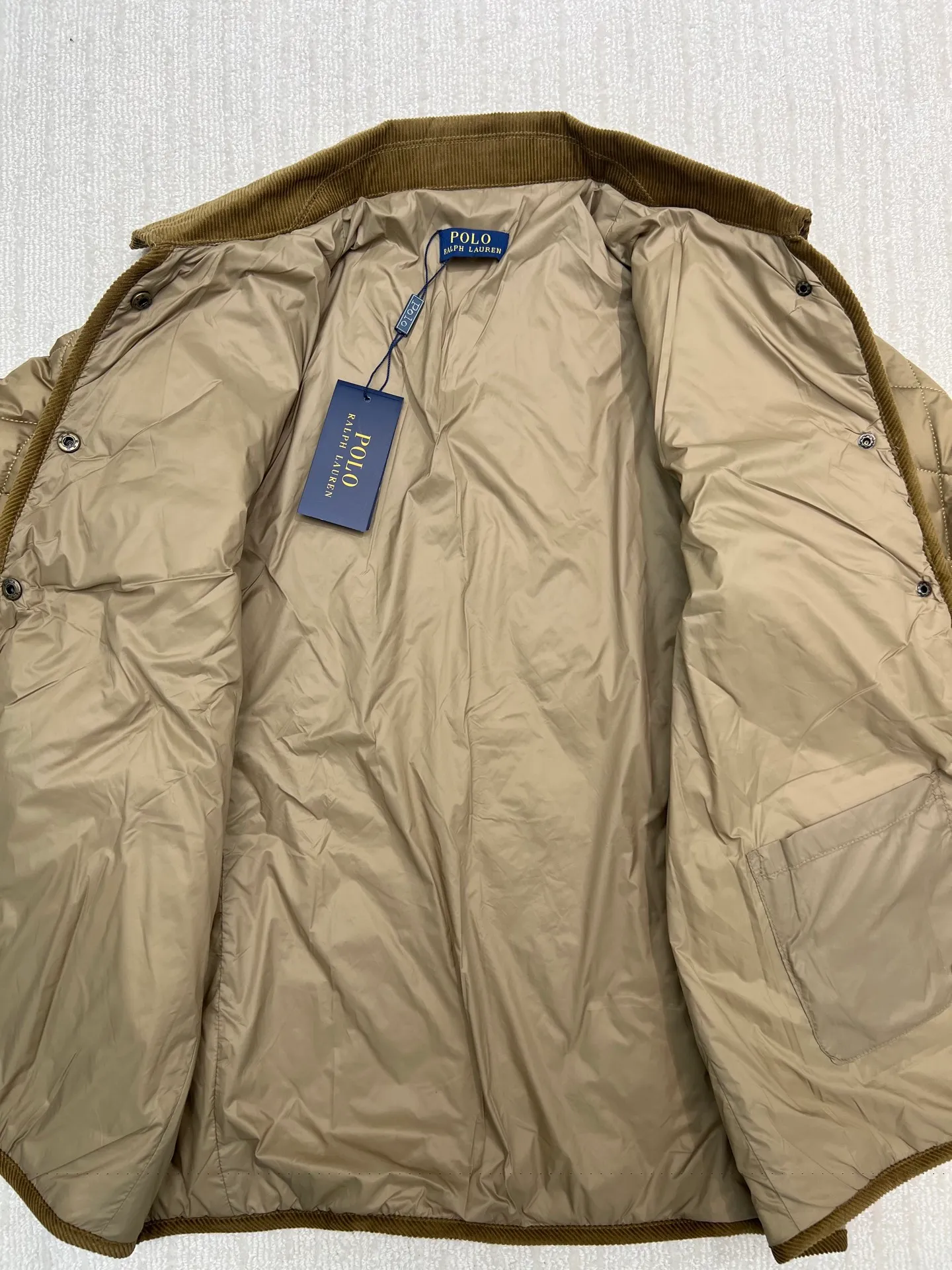 P350 Ralph Lauren logo embroidered diamond plaid corduroy cotton jacket. Exquisite small logo embroidery on the chest, corduroy color-blocked lapels, pocket design showing details, customized accessories, complete with three standards. Size: S M L XL
